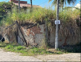 Moradores alertam para risco de desabamento de muro na Pontinha, em Araruama