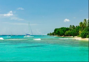 O mar de Barbados encanta com suas águas azul-turquesa e calmas, perfeitas para relaxar. Já para os surfistas, o lado atlântico da ilha oferece ondas emocionantes / GB Imagem