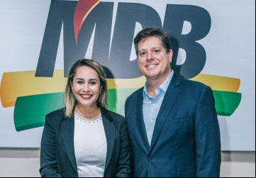 A prefeita de Araruama, Daniela Soares, ao lado do presidente nacional do MDB, o deputado federal Baleia Rossi / Divulgação