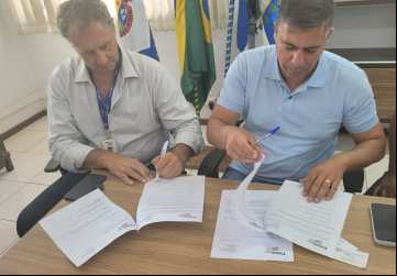 O presidente da Firjan Leste Fluminense, Ricardo Guadagnin, e o prefeito de Cabo Frio, Dr. Serginho, formalizam colaboração para fortalecer a mobilidade urbana e otimizar processos istrativos no município