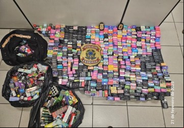 Polícia Federal apreende centenas de cigarros eletrônicos e essências em banca de jornal no Centro de Niterói