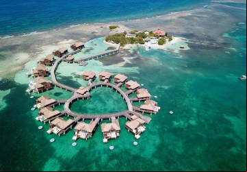 A maioria dos resorts jamaicanos adota o modelo "all-inclusive", modalidade em que o turista desfruta de todas as comodidades do hotel sem precisar sair do local durante toda a estadia / GB Imagem