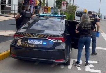 Agentes da Polícia Federal durante o cumprimento de mandados de busca e apreensão em São Pedro da Aldeia, na manhã desta sexta (4), durante a Operação Ficha Fantasma - Divulgação/Polícia Federal