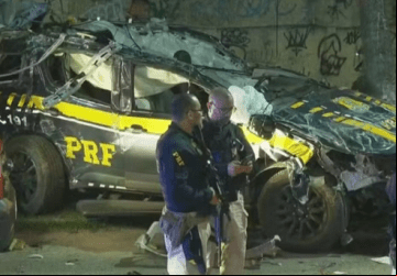 Viatura da PRF completamente destruída após grave acidente durante perseguição na Avenida Brasil, no Rio de Janeiro. Três agentes morreram no local; investigação busca esclarecer as causas da tragédia