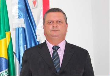 Nilson José Perdomo Costa, prefeito reeleito de Santa Maria Madalena, enfrenta contestação judicial por suposto exercício de um terceiro mandato consecutivo, com o Ministério Público Federal recomendando a cassação de seu diploma.