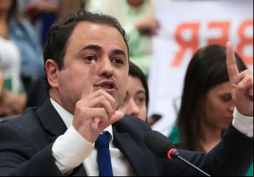 Glauber Braga, deputado federal pelo PSOL-RJ, enfrenta um processo de cassação e alega perseguição política e parcialidade no Conselho de Ética, enquanto busca reverter a decisão na Comissão de Constituição e Justiça. Lula Marques/ Agência Brasil