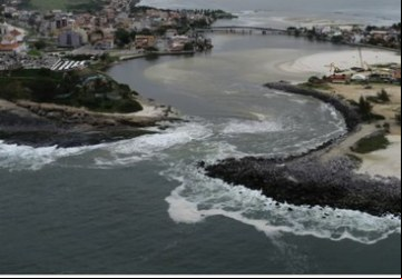 Vista aérea do canal da Boca da Barra de Saquarema, onde intervenções aguardam análises ambientais para prosseguimento. Divulgação/Prefeitura de Saquarema 