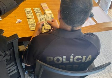  Foram apreendidos embarcação, veículos de luxo, relógios, joias, dinheiro em espécie, criptomoedas, computadores, celulares e documentos diversos. Divulgação/PF