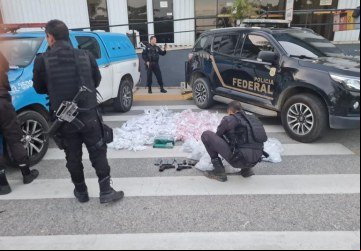 Policiais contabilizam os entorpecentes e armamentos apreendidos durante a operação realizada em Iguaba Grande, na Região dos Lagos. Divulgação/Polícia Federal