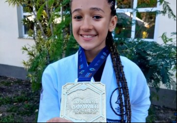 Gabi Yamaguchi celebrando sua vitória no Saquarema Summer National Open, onde brilhou com finalizações decisivas na categoria infanto juvenil do jiu-jitsu. Divulgação