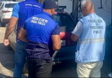 Ação de remoção de veículos abandonados nas ruas de Gamboa, promovendo mobilidade e segurança nas vias públicas.