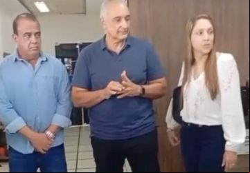 O Procurador Geral Renato Vasconcelos e o Prefeito Carlos Augusto Balthazar em reunião decisiva sobre o polêmico decreto municipal que ampliava a carga horária dos servidores sem ajuste salarial. A busca por soluções justas continua. Foto: Reprodução