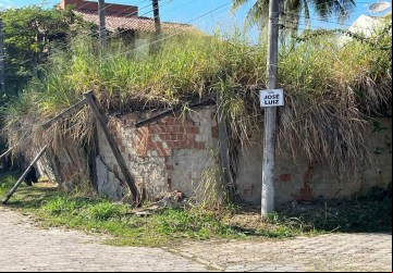  Muro ameaçado de desabamento é escorado por vigas de madeira na Rua José Luiz, em Araruama; estrutura preocupa moradores há anos - Cezar Guedes/Jornal dos Municípios