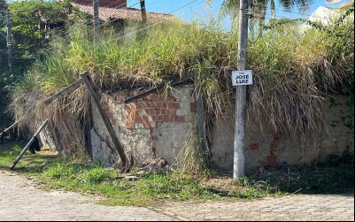 Moradores alertam para risco de desabamento de muro na Pontinha, em Araruama