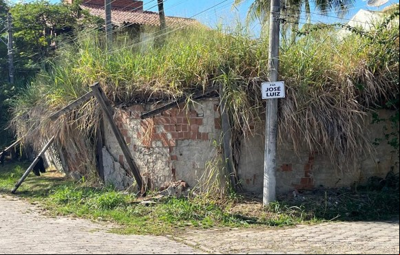Moradores alertam para risco de desabamento de muro na Pontinha, em Araruama